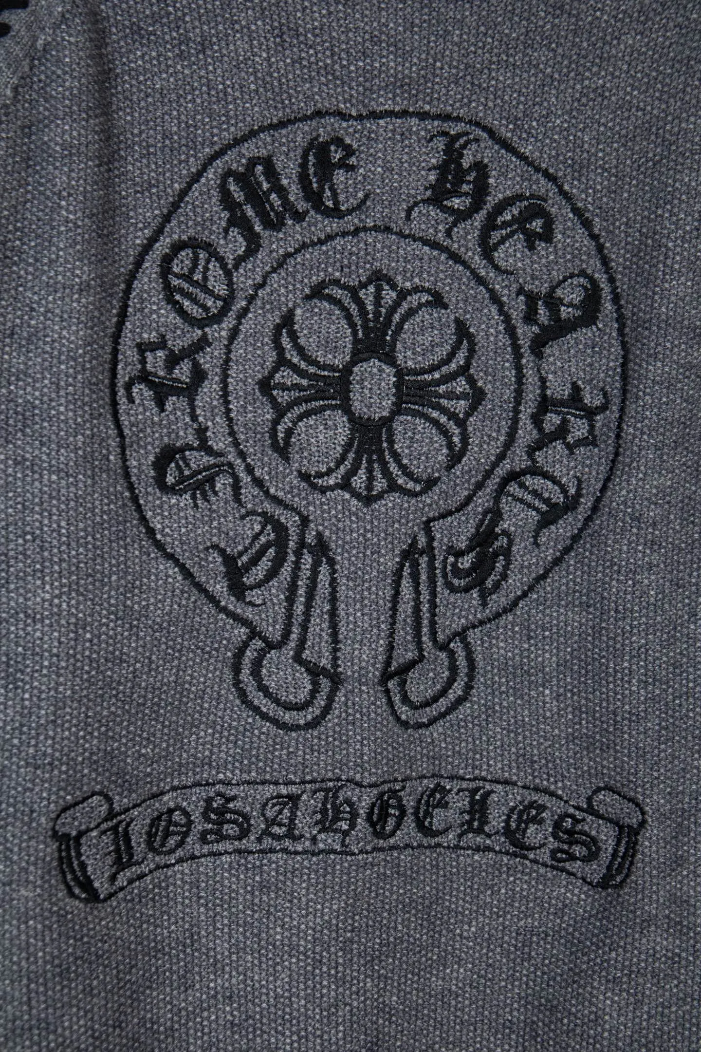 P300 ChromeHearts popular Chrome Hearts CH Sanskrit horseshoe cross embroidered button cardigan jacket raglan sleeve sweater, contrasting color splicing raglan round neck knitted sweater, unique knitting texture, soft and skin-friendly, classic pattern embroidery on the front and back. Retro chic. The contrasting color raglan sleeve design and the thick stitching craftsmanship at the joints make it look great when worn alone or layered! The fit is loose and slimming! Fashionable patchwork colored sweater, colorfully intertwined, with clear layers, warm and slimming. Whether worn alone or layered, you can easily control various styles and show your personal charm. The raglan sleeves are shoulder-width in contrasting colors and have ultra-detailed embroidery on the front and back, giving it a casual street feel. It looks great when worn alone! The sleeves are designed with contrasting colors and seams, and the round neck style reveals the neck and flatters the face shape! Wool blend knitted fabric, soft, comfortable and warm to the touch. Contrasting color design➕Loose fit, not flattering on your body shape and slimming, not to mention how easy it is to wear! Basic, versatile and fashionable classic! Black and white are versatile! Black and gray high-end! Couples get involved!  Color: black and white/black gray Size: S~M~L